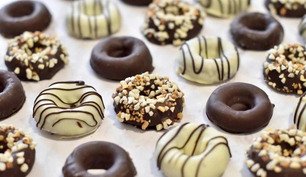 Mini donas de chocolate blanco y negro